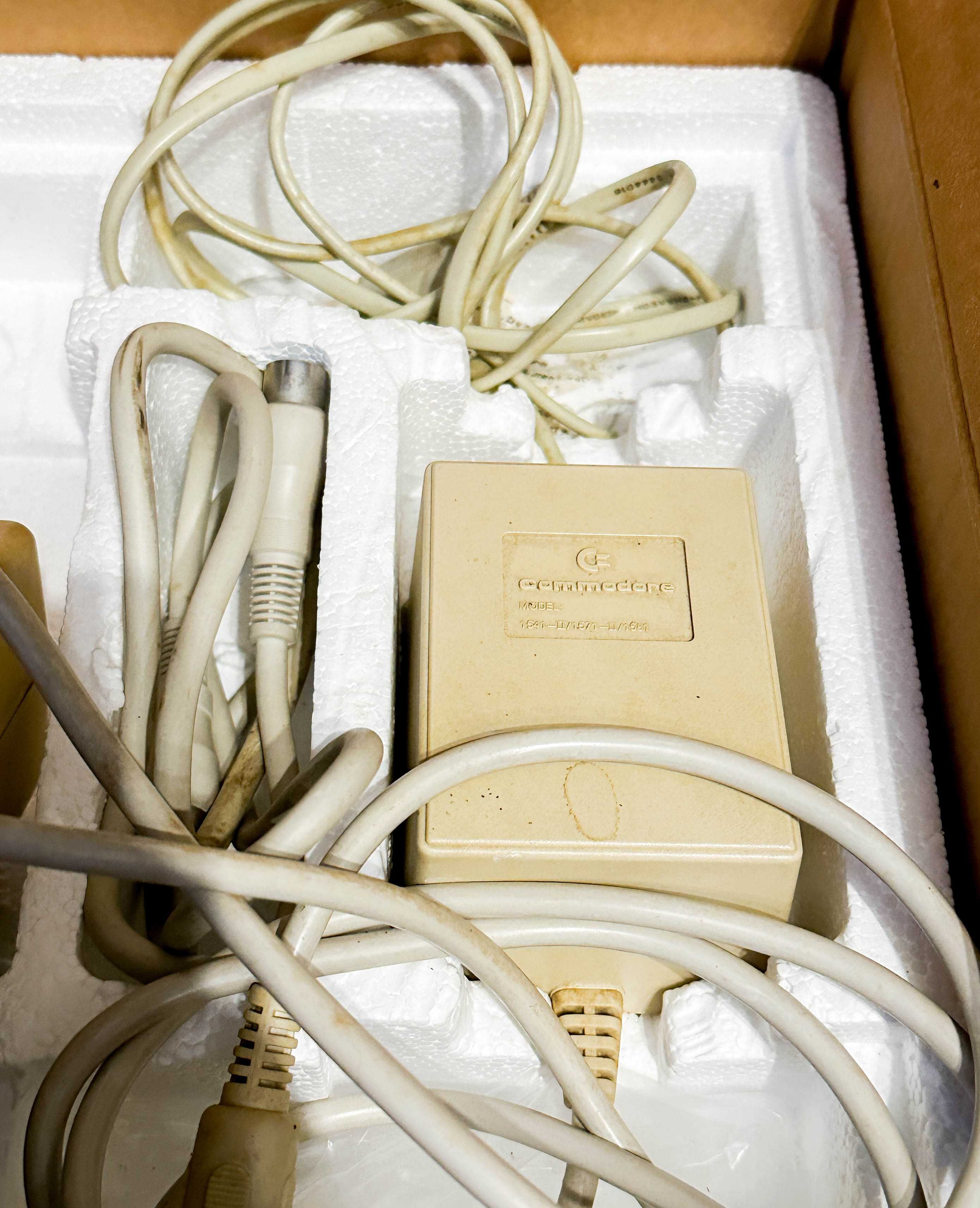 Stacja dysków dyskietek Commodore 1541-II - C64 C128 5,25" BOX