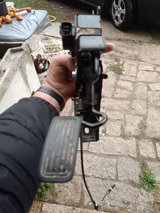 Sensor e pedal de acelerador de uma Toyota Dina 35 25 em bom estado