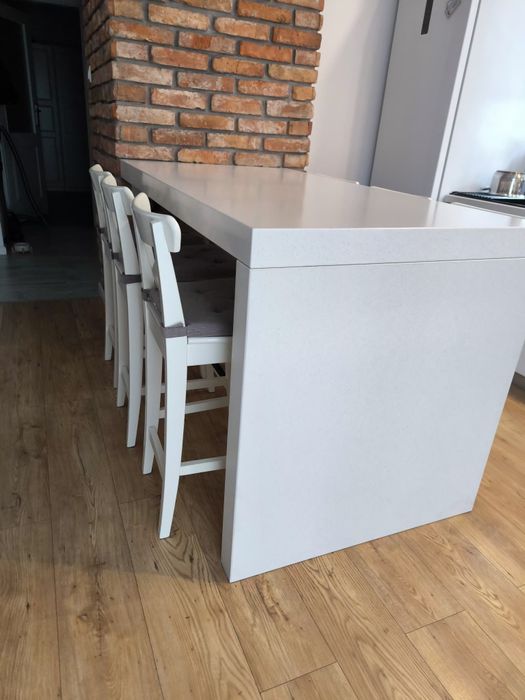 Stół wyspa kuchenna z krzesłami hokery