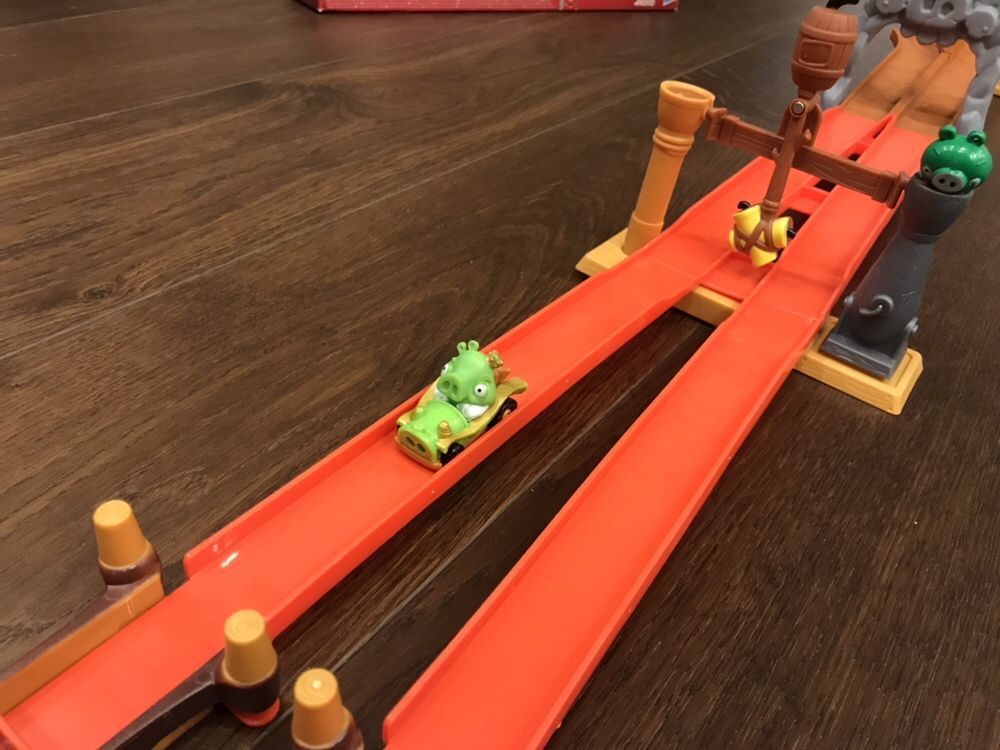 Hasbro ANGRY BIRDS GO Pig Rock Raceway Telepods