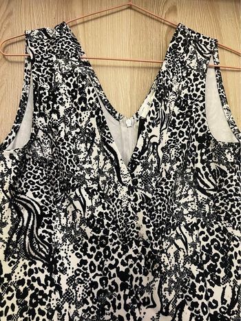 Macacão curto Kabelle padrão animal com bolsos