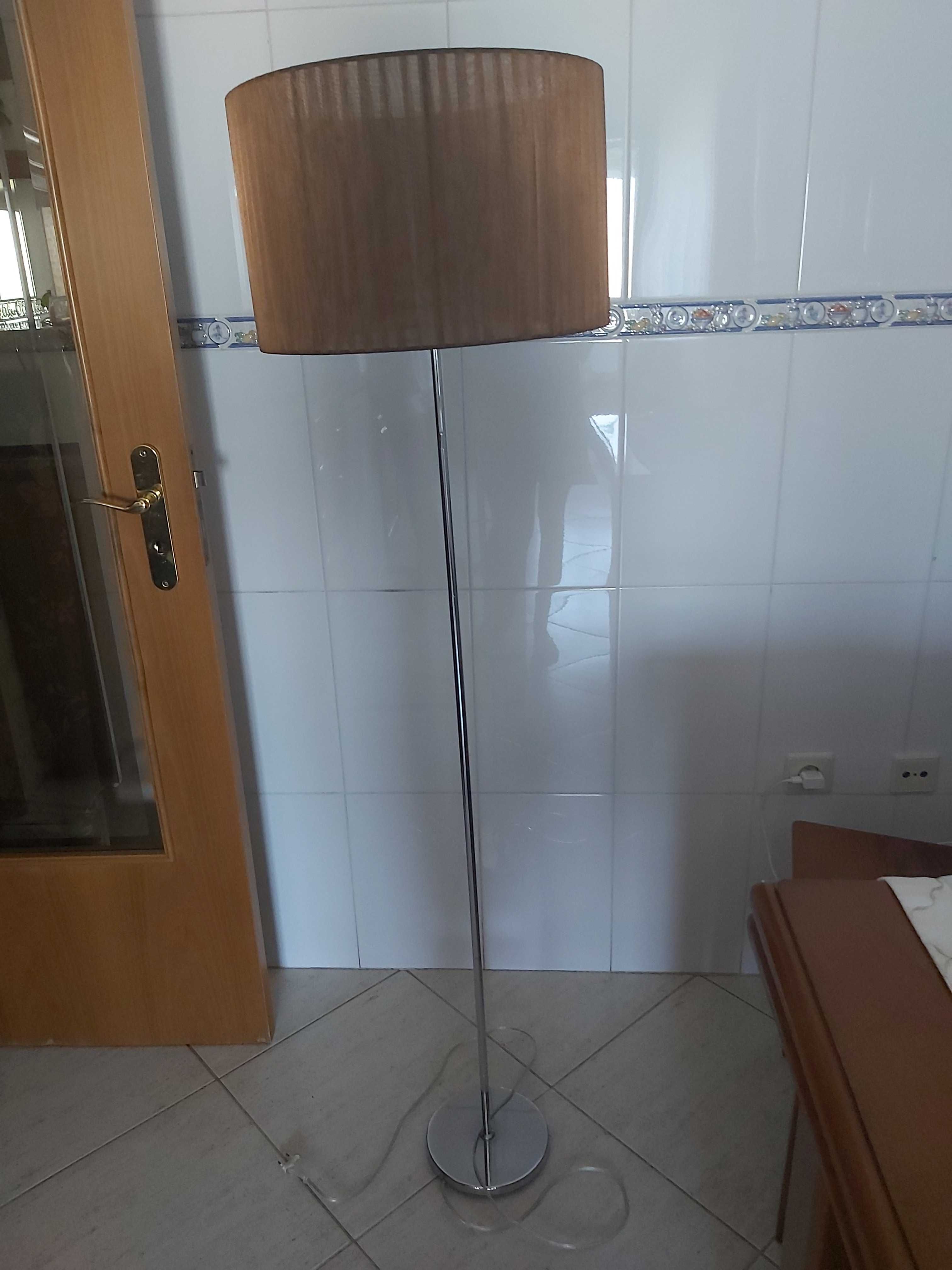 Candeeiro de pé  em excelente estado
