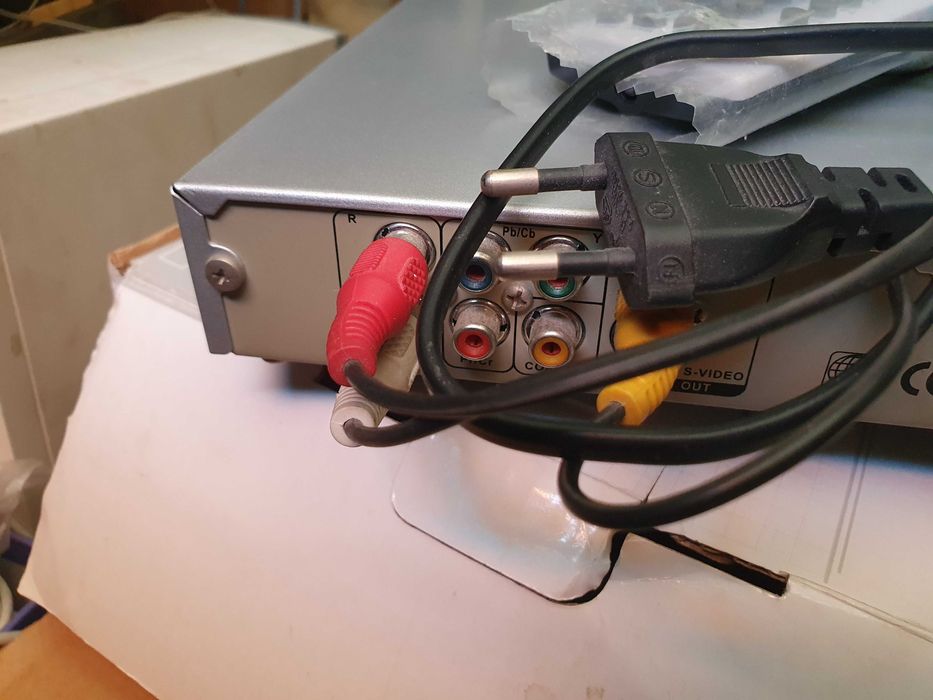 Dvd плеер Akai DV-P4780KDSM  с документами, пультом