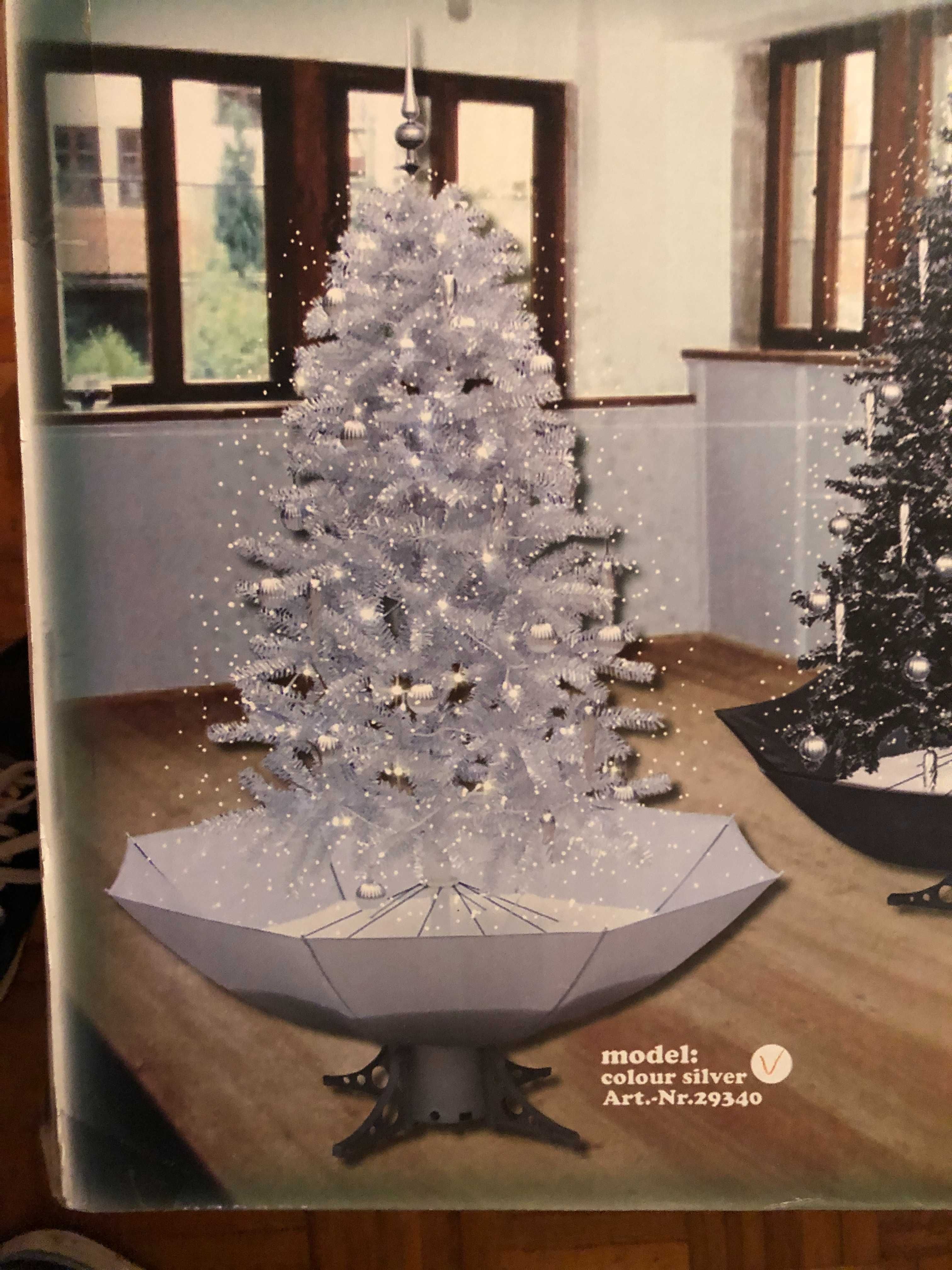 Árvore de natal com neve artificial e luzes