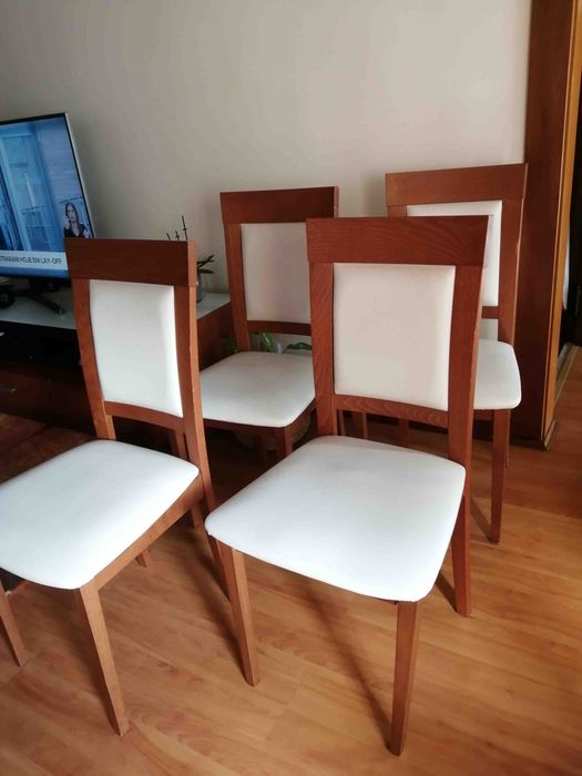 Quatro cadeiras usadas