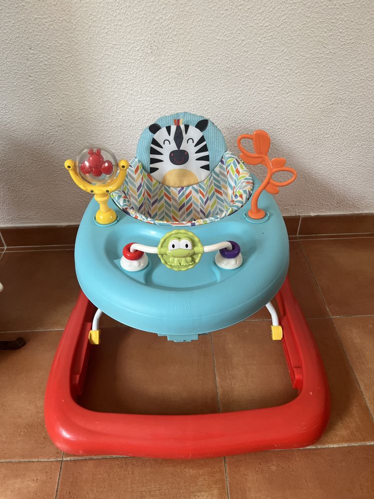 Andador para bebé Bright Stars com brinquedos giratórios