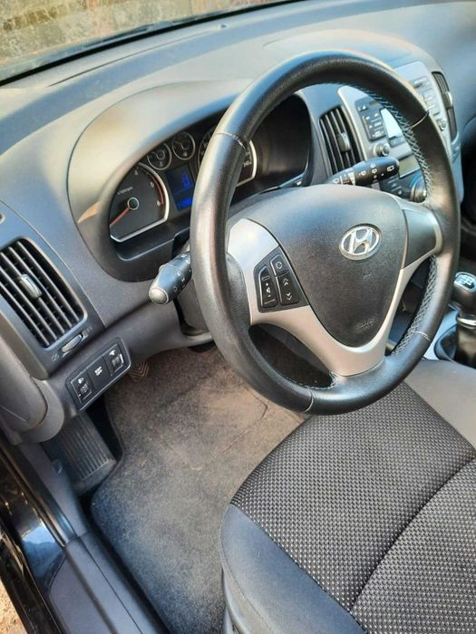 Samochód Hyundai i30cw sprzedam.