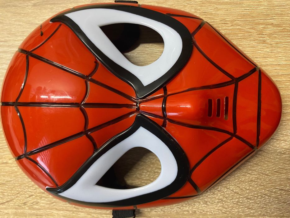 Маска Spider-man світиться