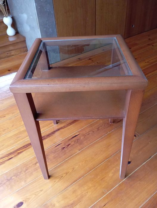 Mesa de cabeceira em cerejeira e vidro