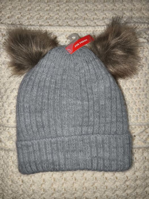 Зимова шапка з двома помпонами