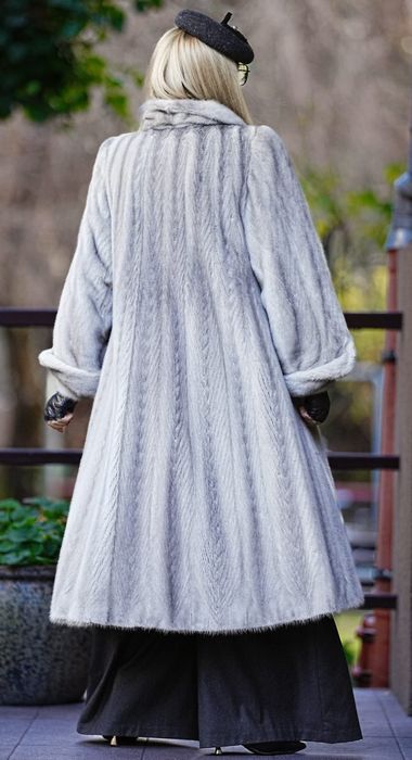 Błękitna naturalna norka wysokiej jakości.