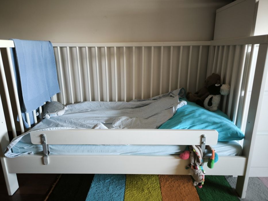 IKEA Berço com colchão e roupa de cama