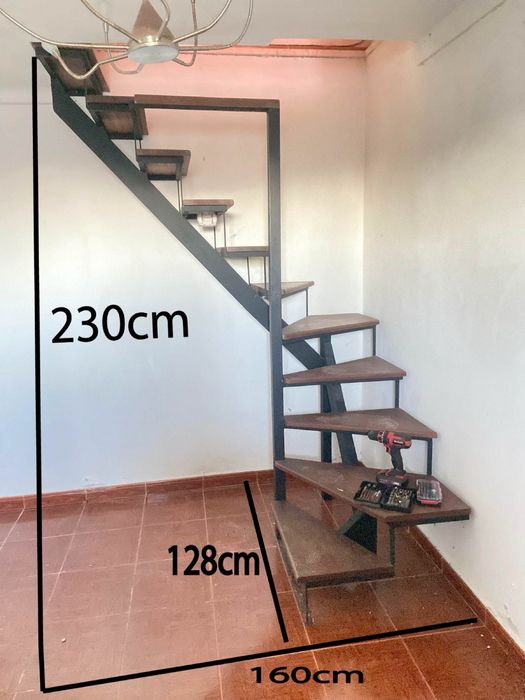 Escada interior em madeira maciça e ferro