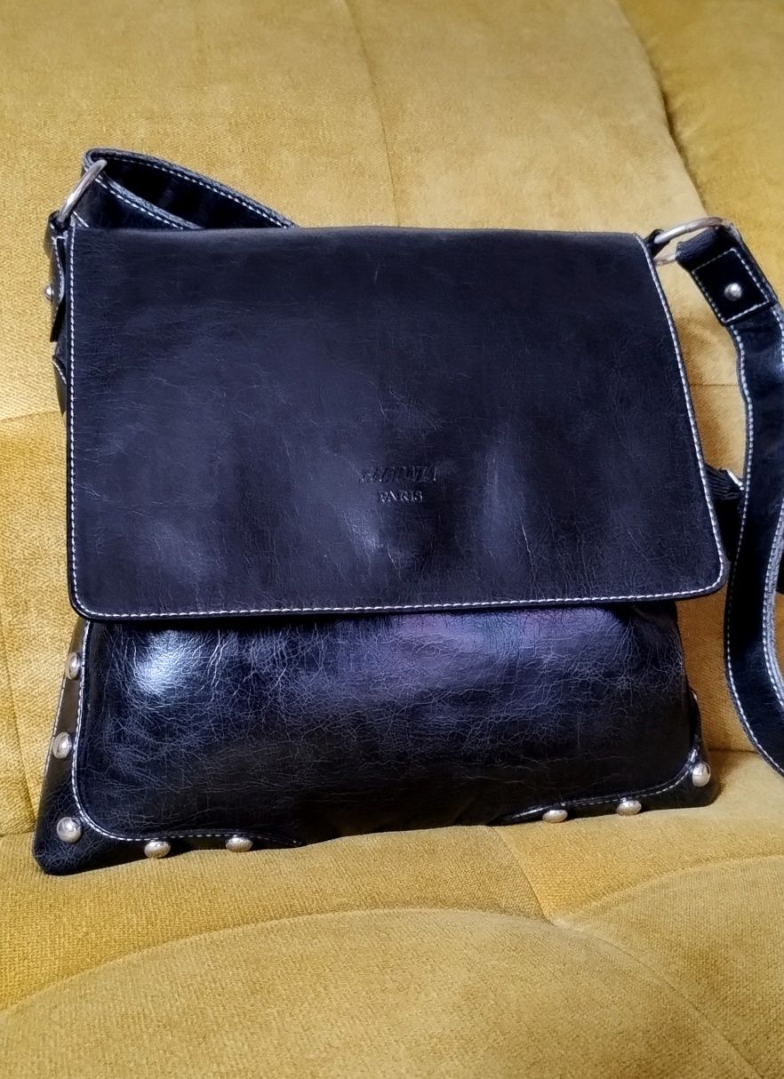 Czarna, duża, pojemna torba listonoszka, crossbody