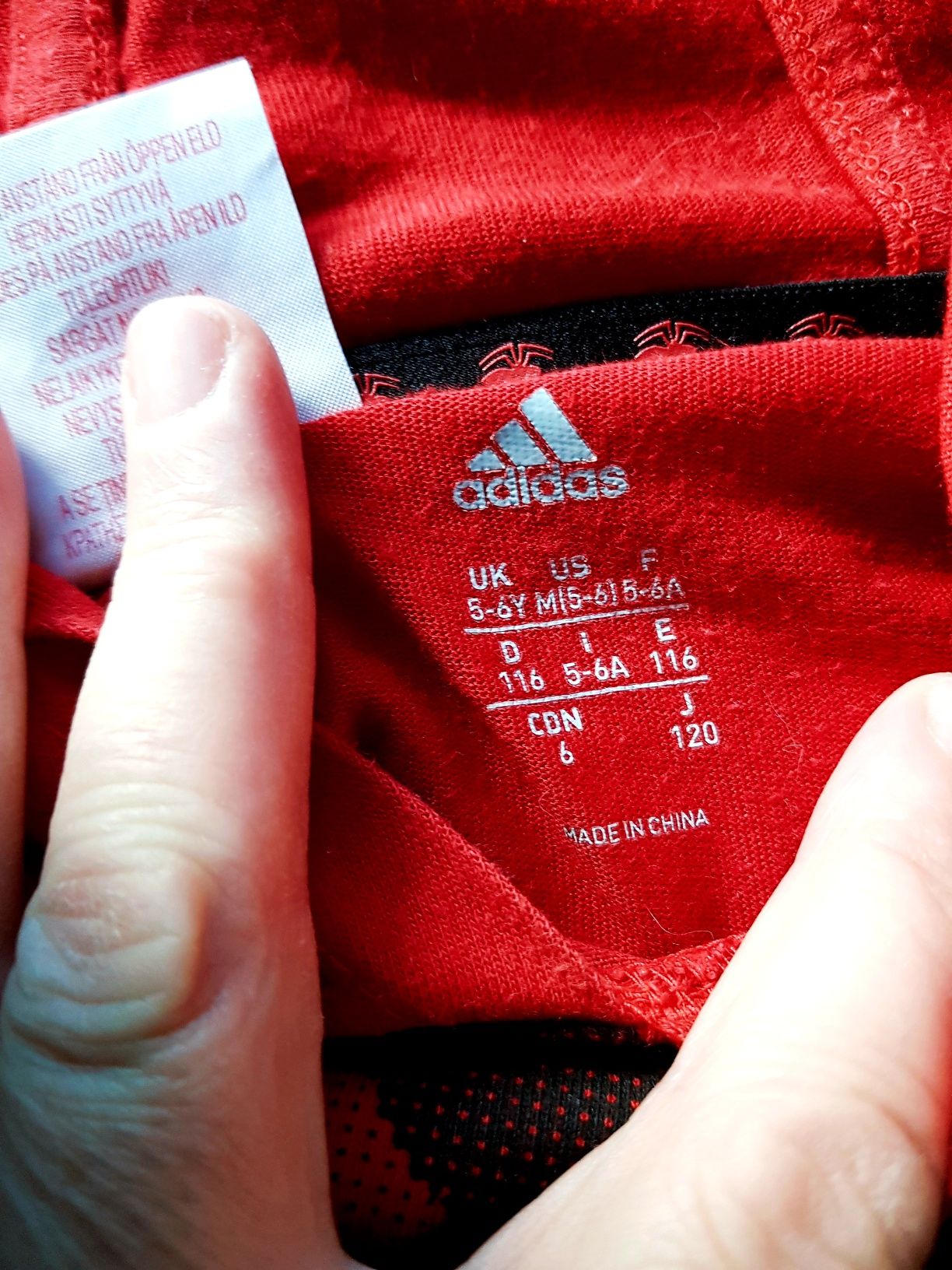 Bezerkawnik orygilny Adidas Marvel  dla chłopca roz 116 stan b dobry.