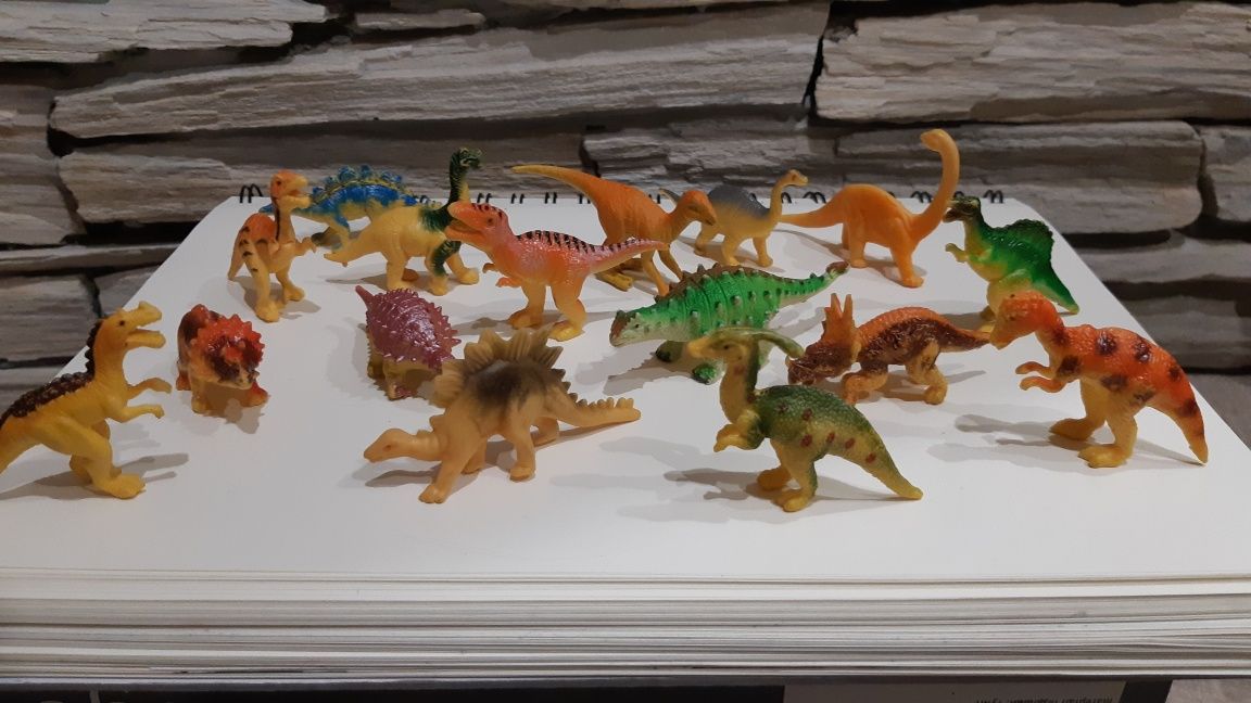 Набір маленьких динозавриків