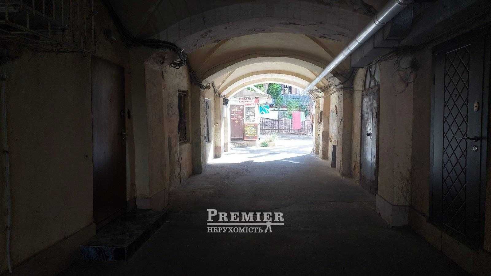 Туристи в черзі, а студія в центрі вже чекає на нового власника!