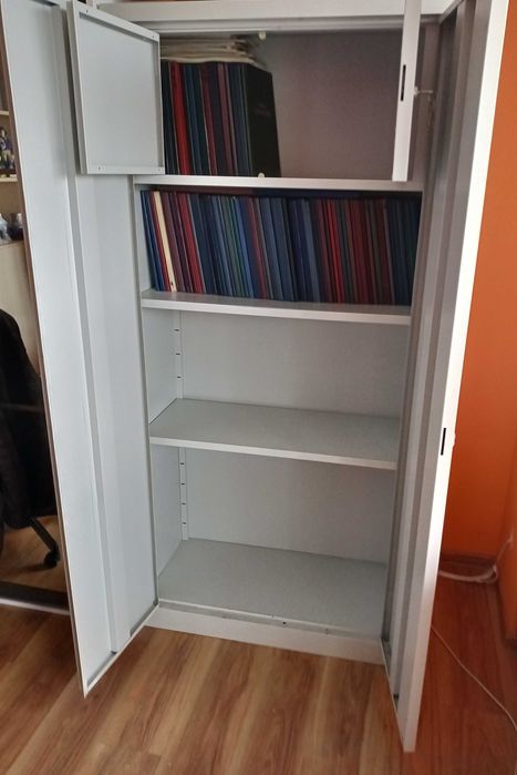 Szafa biurowa na dokumenty z sejfem