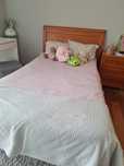 Cama e mesinha cabeceira