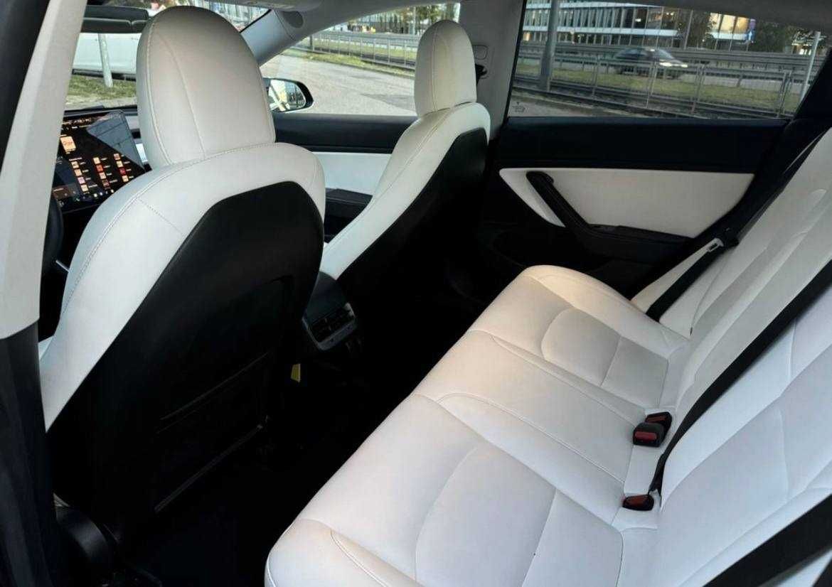 У продажі Tesla model 3 2019