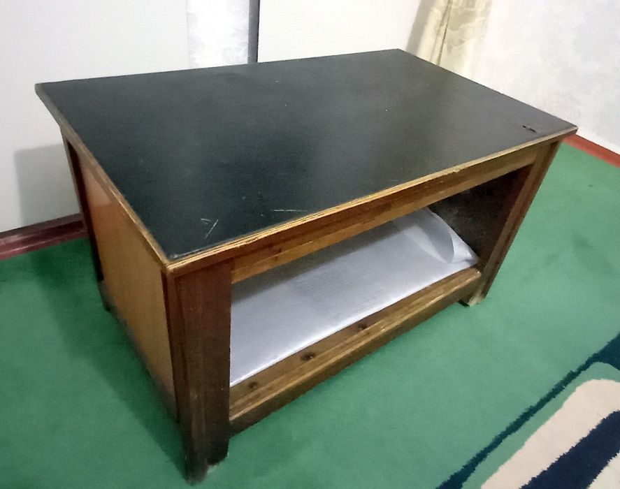 Продам журнальний столик. Стіл. Дерево. Шкіра.