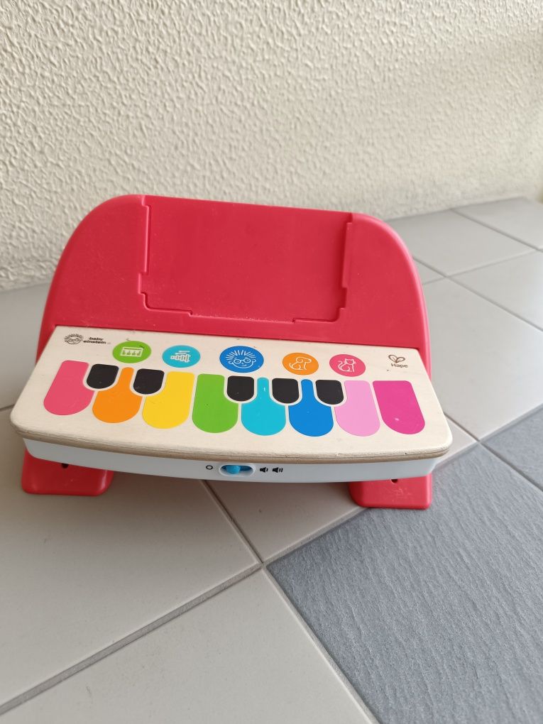 Comboio e piano a pilhas