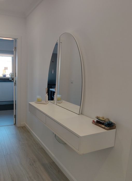 Espelho Oval com Consola Suspensa - Design Moderno e Elegante