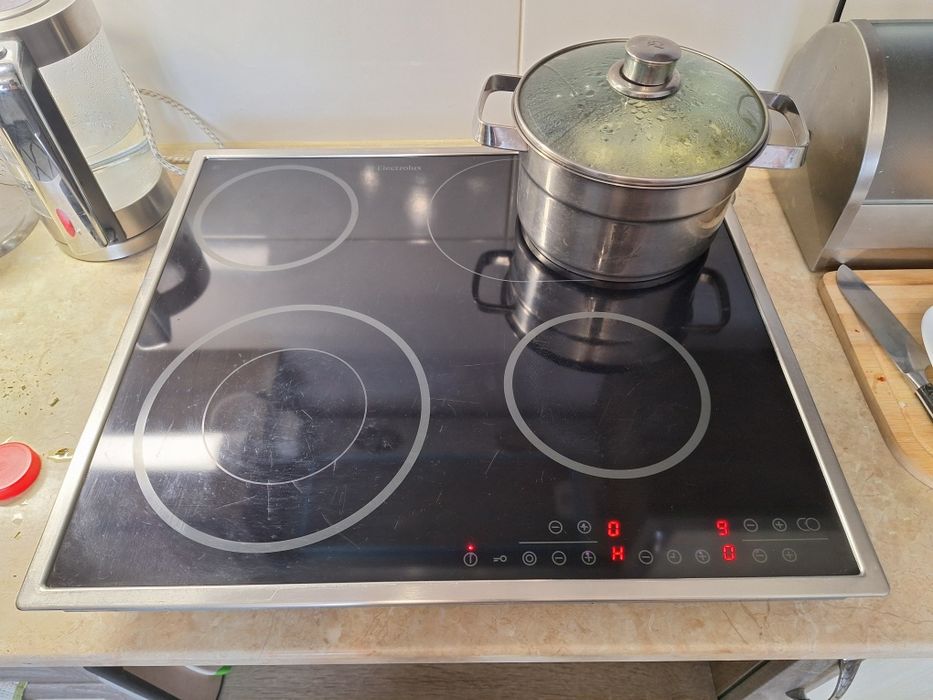 Варильна поверхня Electrolux  електроплитаEHS 6646X