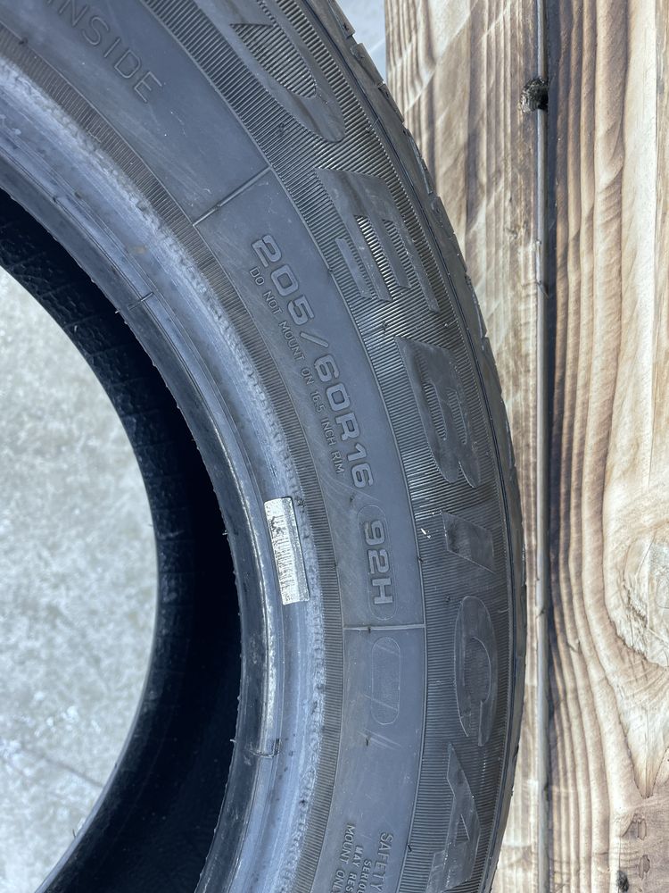 Шини 205/60 r16 стан нових Debica