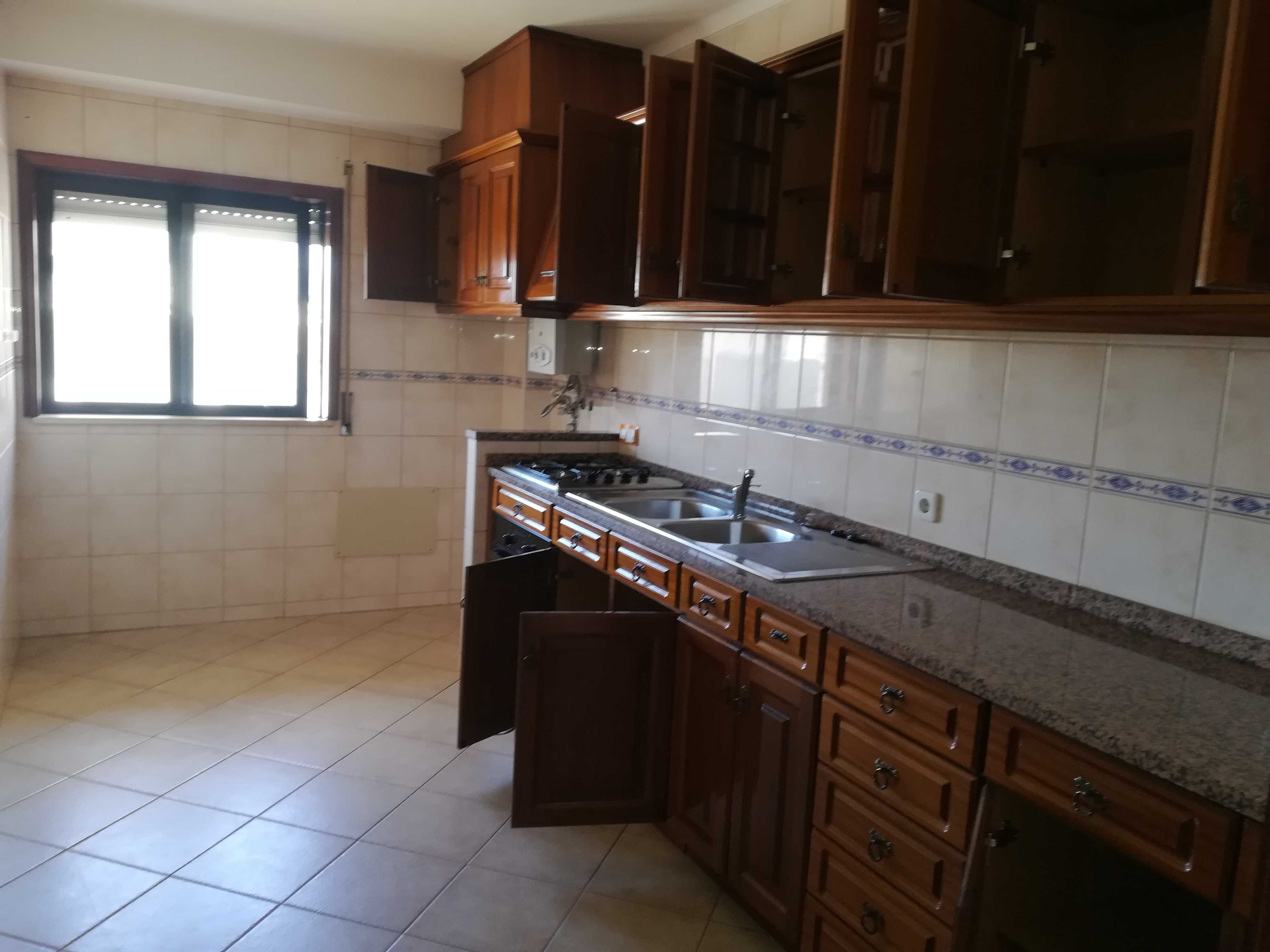 Arrendo T2 com garagem fechada Esgueira