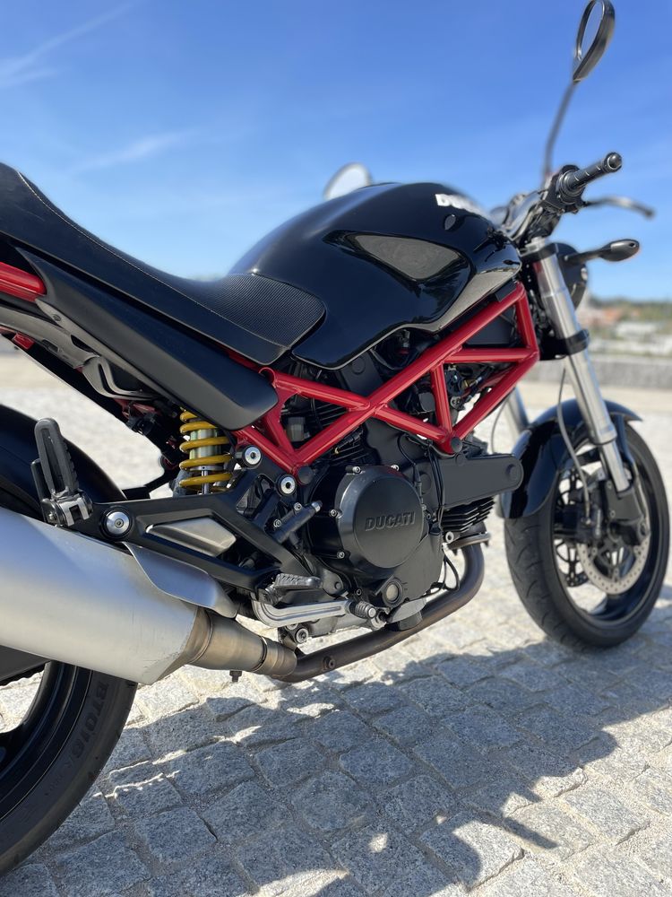 Ducati Monster 695 (TODA ORIGINAL)