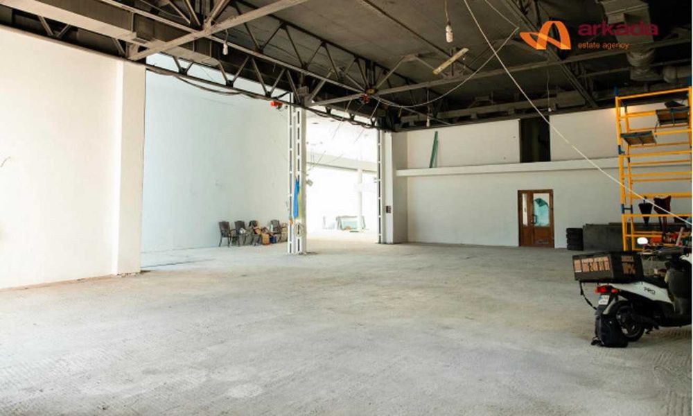 Просторе комерційне приміщення по вул. Євгена Коновальця