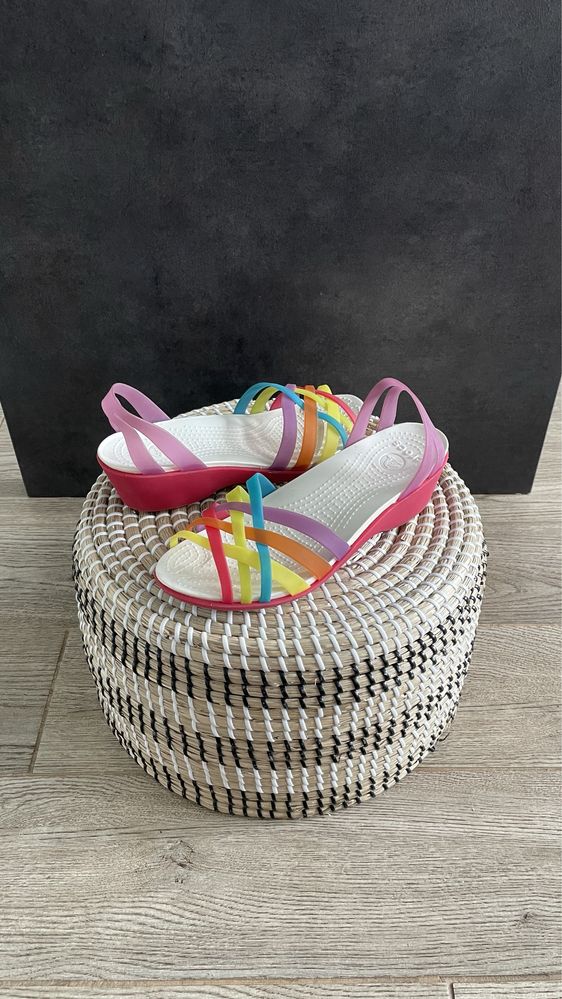 Crocs sandały na koturnie huarache wedge multi W8 38/39