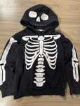 Czarna bluza z kapturem kościotrup szkieletowe nie tylko na halloween