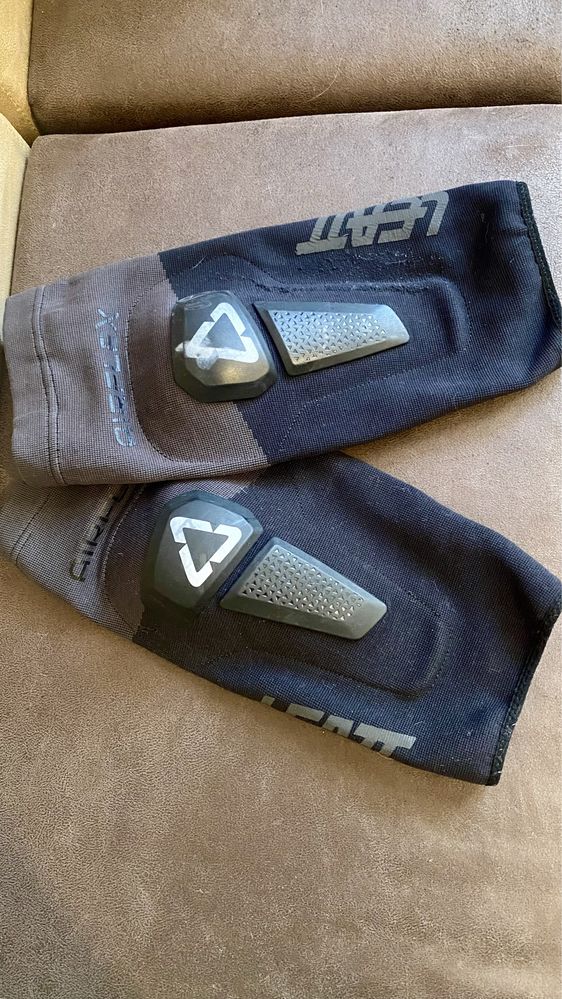 Комплект захисту, шолом fox F-10 flux l/xl + наколінники Leatt airflex