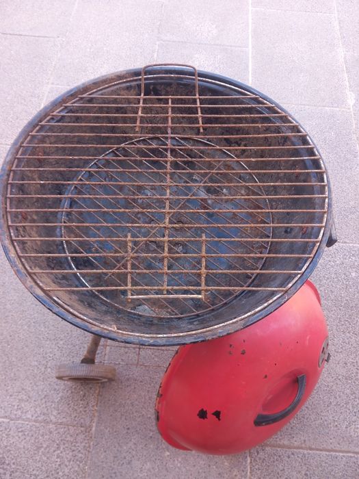 Grelhador a carvão com cobertura