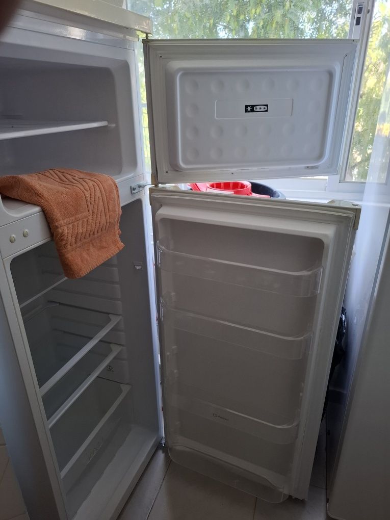Frigorífico indesit com congelador