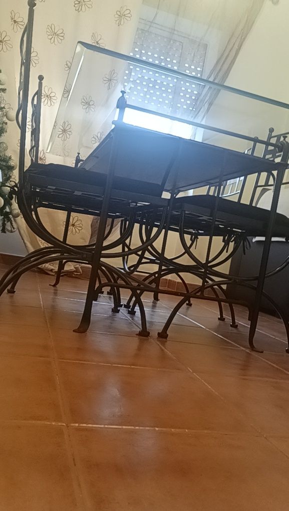 Conjunto Mesa e Cadeiras completo