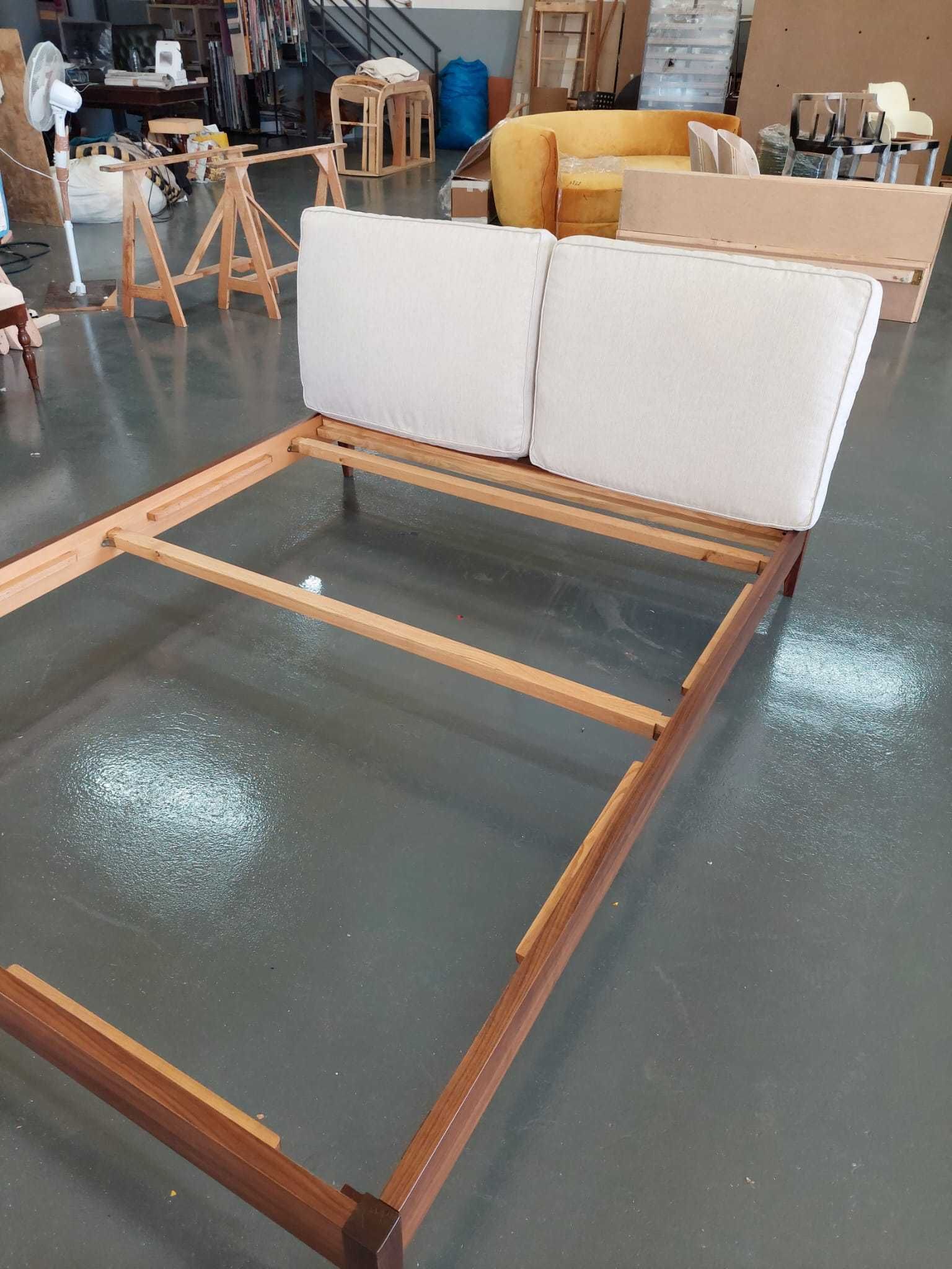 Cama Nogueira 1.6x2 COMO NOVA com estrado metalico