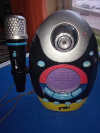 Câmara e microfone com ligação à televisão para pequenos cantores