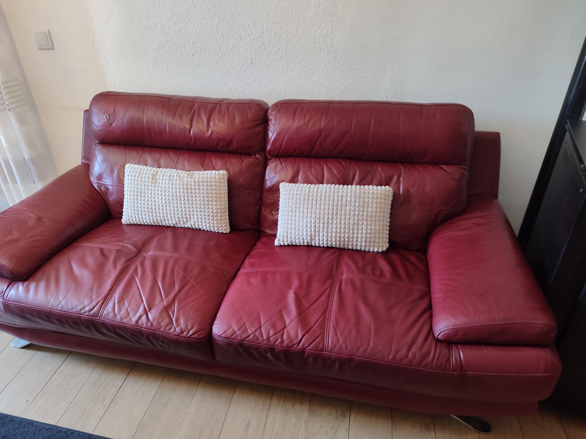 Sofa em couro de 3 lugares de cor vermelho