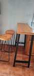 Mesa/balcão bar com 2 bancos altos . Semi novo. €120