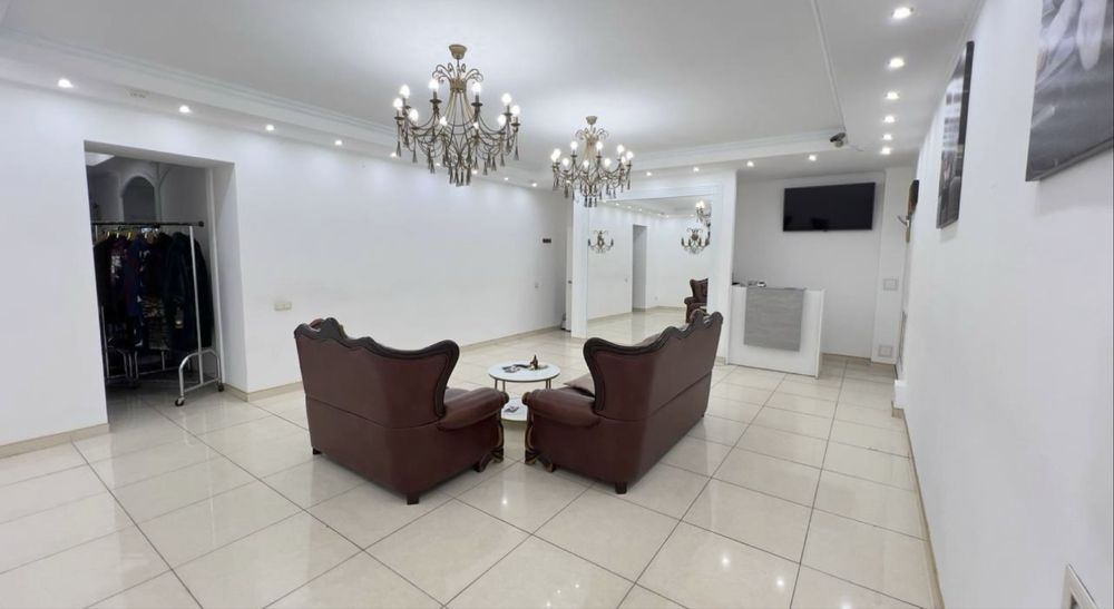 Помещение !! Красная линия !! Вывеска, Витрина