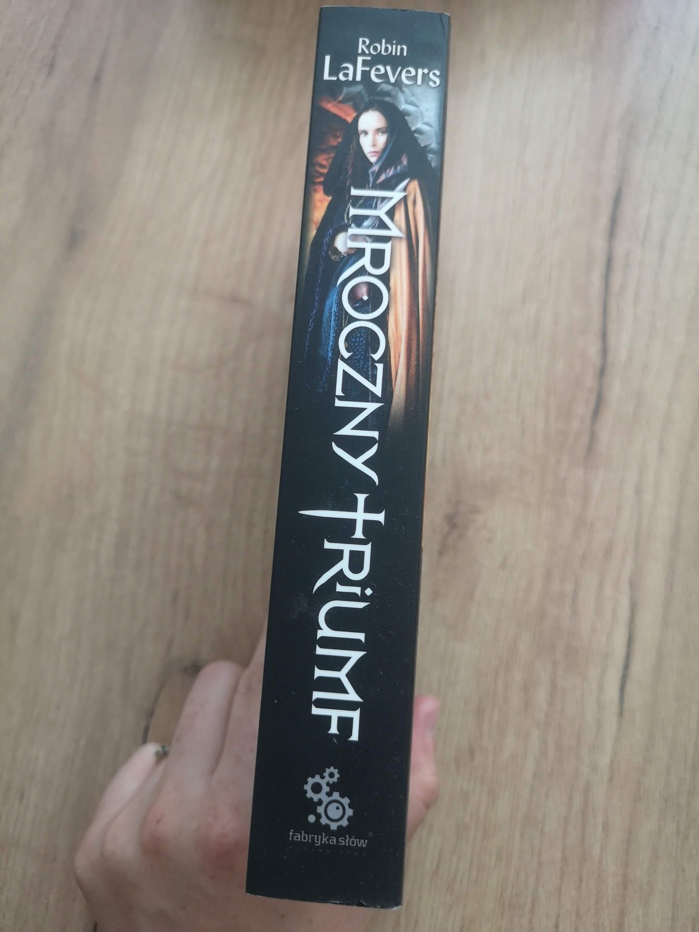 Mroczny triumf - Robin LaFevers