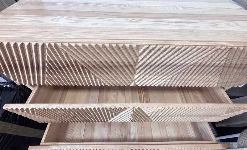 Komoda z drewna jesionowego Louis z 3 ryflowanymi szufladami 100x48x75