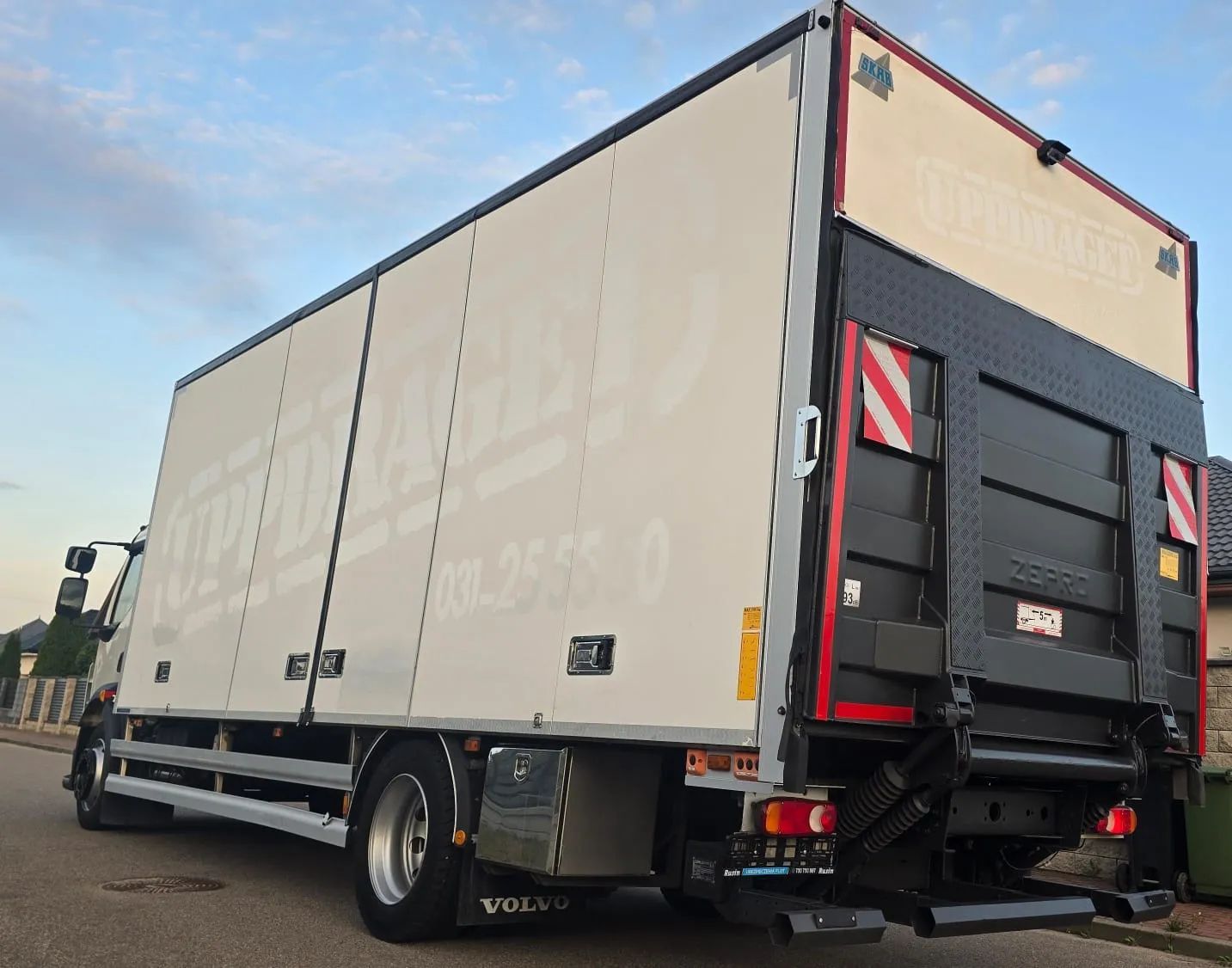 Volvo FL 250 Euro 6 kurierka otwierany bok 18ton DMC 8710kg ładowność świeży import!  zadbany super stan!