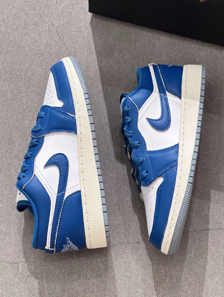 Оригінал Кросівки Nike Air Jordan 1 Low SE GS Industrial Blue сині біл