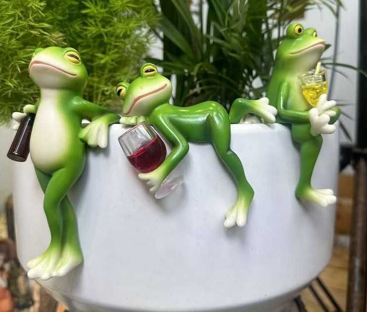Figurki żabek żywicznych 3 różne rodzaje.