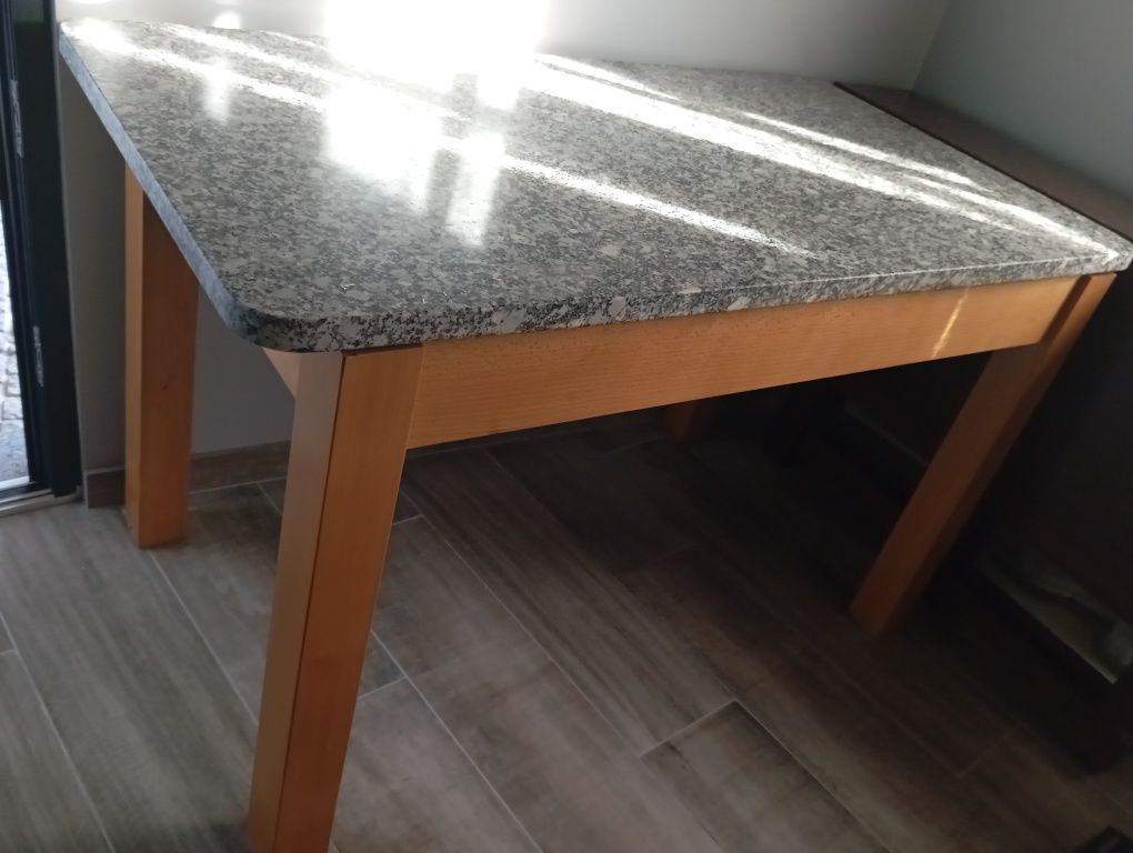 Mesa de pedra mármore e 3 cadeiras em madeira