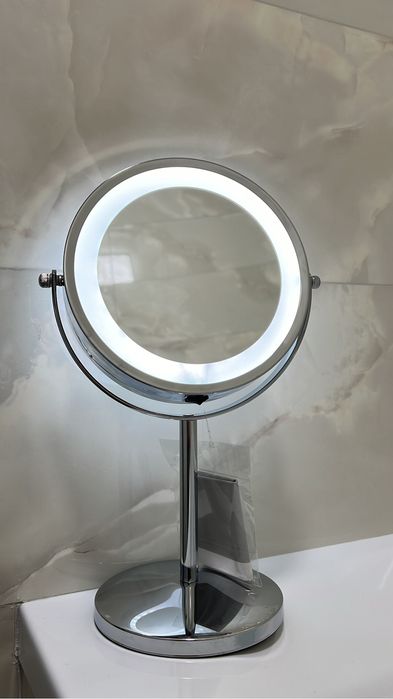 Дзеркало для макіяжу з LED підсвічуванням на ніжці